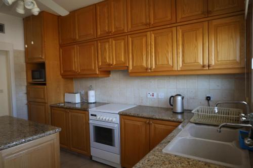 Η κουζίνα ή μικρή κουζίνα στο Beach Front Apartment