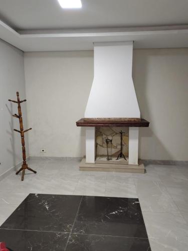a room with a fireplace in the middle of a wall at Casa Dona Flor in Morretes