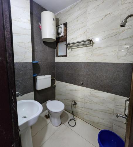 ein Badezimmer mit Toilette und Waschbecken in der Unterkunft Legend Stay in Neu-Delhi