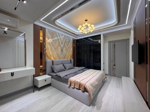 Postel nebo postele na pokoji v ubytování VIP Daniele Apartment on Nizami str