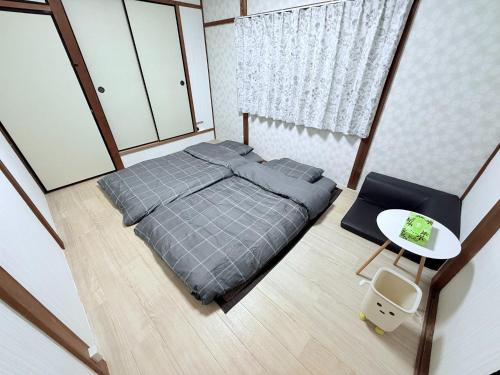 una vista sul soffitto di una camera da letto con un letto e un tavolo di Sakurakaku - Vacation STAY 20026 a Hirakata