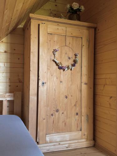 a room with a wooden door with a wreath on it at Chata na Wzgórzu in Ochotnica Dolna