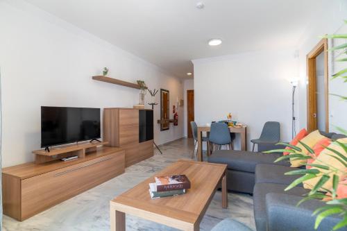 Apartamento con terraza soleada y piscina en Benalmádena cerca de la playa