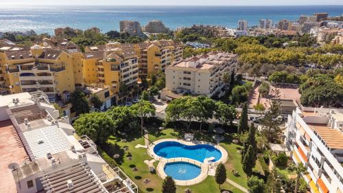 Apartamento con terraza soleada y piscina en Benalmádena cerca de la playa