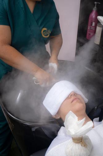 a woman in a barber shop with a woman at FR Hotel in Ibagué