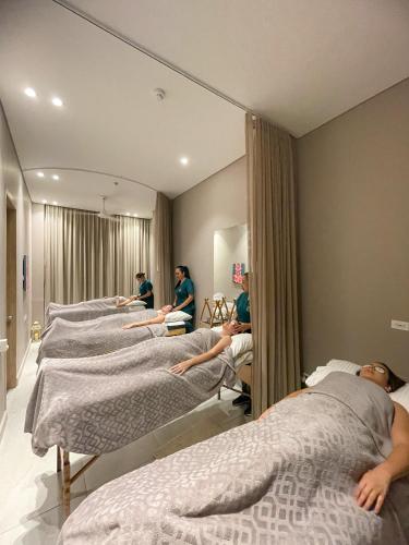 a group of people laying in beds in a hospital at FR Hotel in Ibagué