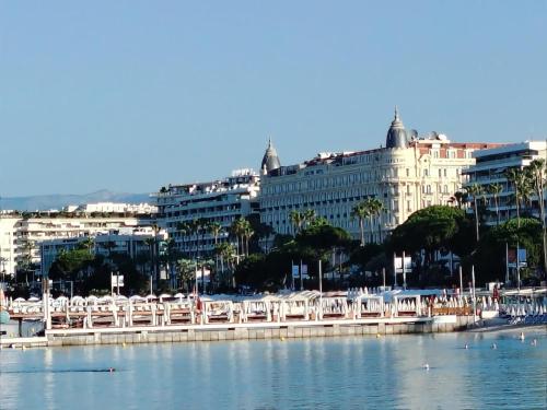 Cannes centre T3 Carré D'Or calme air conditionné WiFi