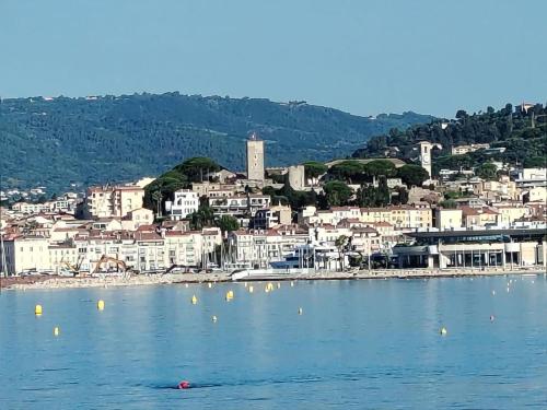Cannes centre T3 Carré D'Or calme air conditionné WiFi