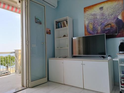 Una cocina o zona de cocina en Mirone Apartment FRONTE MARE beachfront house