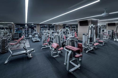 Gimnasio o instalaciones de fitness de 35th Floor Palms 35309 Balcony Access