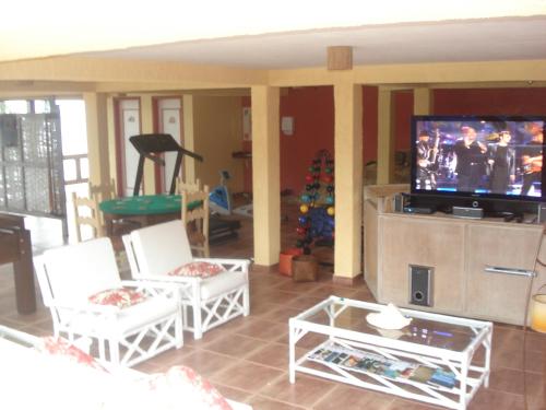 A television and/or entertainment centre at Pousada Fruto do Mar