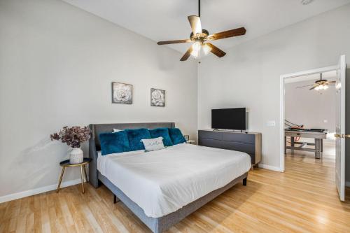 a bedroom with a bed and a ceiling fan at Beautiful 1 BR Home Pool Bocce Court in Bermuda Dunes