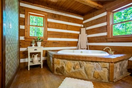 ElonにあるPrivate Riverfront Cabin, Kayaks, Ping Pong, Gymのログキャビン内のバスルーム(大型バスタブ付)