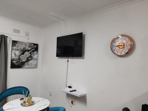 Televisyen dan/atau pusat hiburan di Mayaza Luxury Apartment