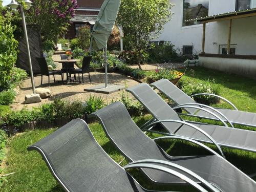 a row of empty chairs in a garden at Bokelrehm 5 in Bokelrehm