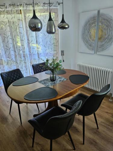 a dining room with a table and chairs at Ferienwohnung am Bodensee in Tettnang