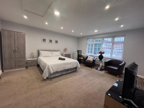 a bedroom with a bed and a tv in it at studio flat near NEC, Solihull & Airport. Short & Long stay Contractors HS2, NHS in Solihull