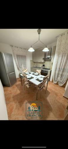 a dining room with a table and chairs in a kitchen at Casa Di Francia in Pontedera