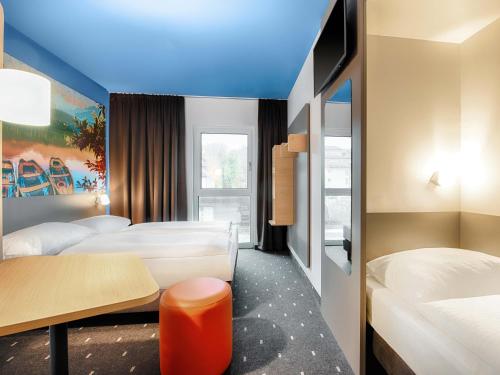 Una cama o camas en una habitación de B&B Hotel Kempten