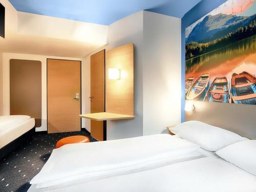 Una cama o camas en una habitación de B&B Hotel Kempten