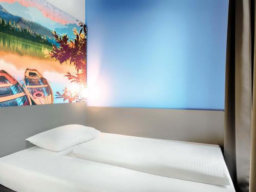 Una cama o camas en una habitación de B&B Hotel Kempten