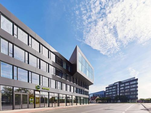 an external view of a building at B&B HOTEL Münster Hafen in Münster