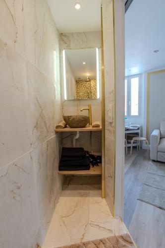 Renovated 1 bedroom - AC - City Center