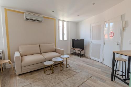 Renovated 1 bedroom - AC - City Center