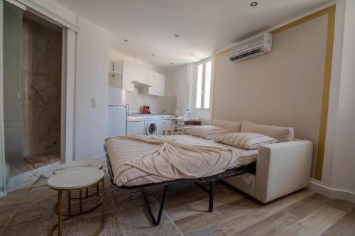 Renovated 1 bedroom - AC - City Center