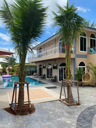 Bazén v ubytování Kalamung Resort and Pool villas nebo v jeho okolí