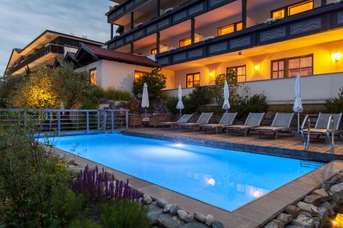 una piscina davanti a una casa di Alpentirolis a Tirolo