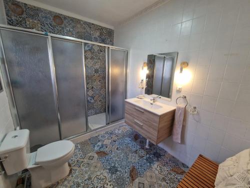 une salle de bain avec une douche, des toilettes et un lavabo dans l'établissement Casa Rural KIN & FUL, à Cala