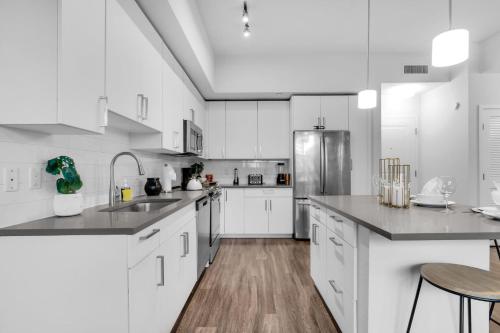 Sunny 1BR Unit With Free Parking Prime Location photo 5