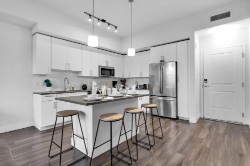 Sunny 1BR Unit With Free Parking Prime Location photo 4