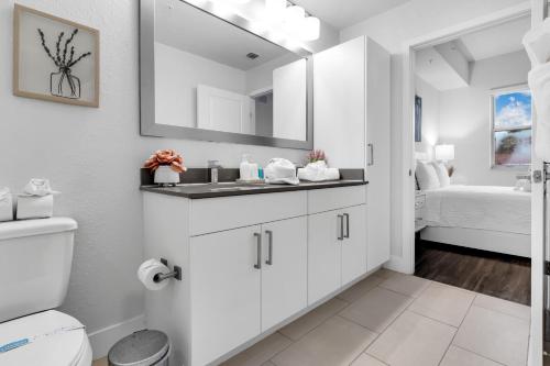 Sunny 1BR Unit With Free Parking Prime Location photo 20