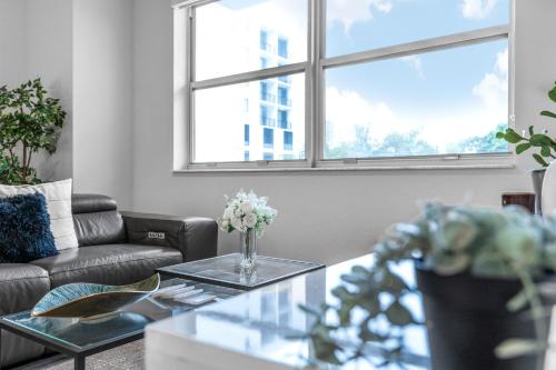 Sunny 1BR Unit With Free Parking Prime Location photo 11