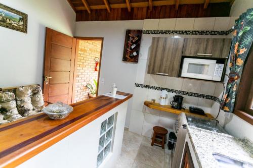 una cocina con encimera y microondas en Chale Nossa Senhora Aparecida, en Cunha