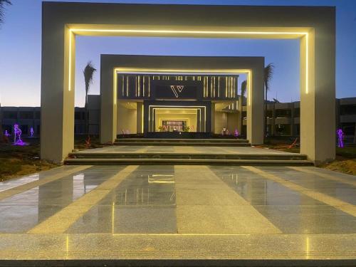 Romantic Sea View Villa at V Hotel Sharm El-Sheikh, Egypt في شرم الشيخ: مبنى كبير مدخله كبير