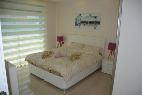 um quarto com uma cama com arcos em Konak Seaside Homes em Kargicak