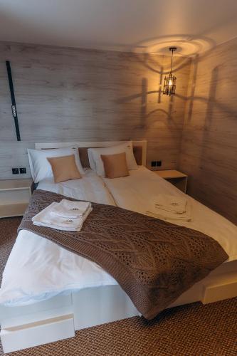 a bedroom with a large white bed in a room at Mirodil House in Yablunytsya