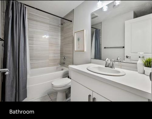 Ванна кімната в Brand new suite with parking pad at the back