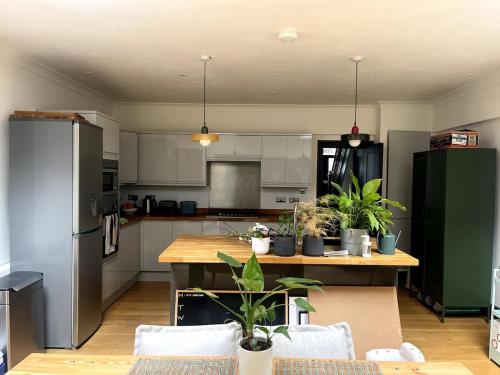 Η κουζίνα ή μικρή κουζίνα στο 20 Min from London Bridge - Lovely House