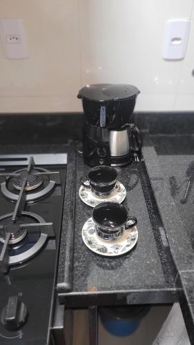 a pot sitting on top of a stove in a kitchen at Apto 1qt a 200mts da praia do Forte in Cabo Frio