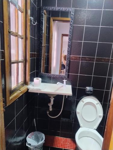 Bilik mandi di Casa em rua de comércio em Ctba