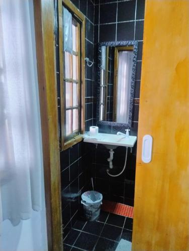 Bilik mandi di Casa em rua de comércio em Ctba