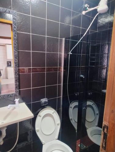 Bilik mandi di Casa em rua de comércio em Ctba