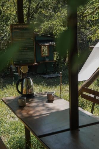 Villa MascardiLas Carpitas的一张木桌,上面有杯子