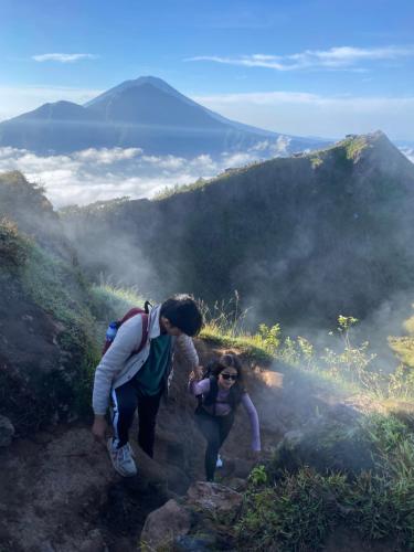 クブペンロカンにあるMount Batur Camping on Summitの登山道を歩く男女