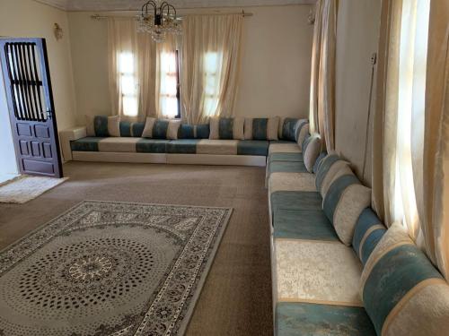 Una sala de estar con un sofá largo en una habitación. en Ndiaye, en Nouakchott