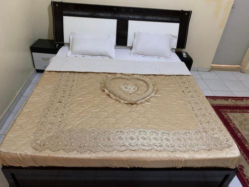 1 dormitorio con cama con colcha en Ndiaye, en Nouakchott